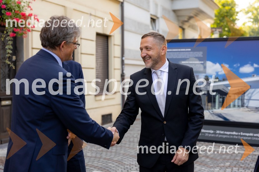  Klemen Boštjančič, minister za financeSkupina EIB v Ljubljani odprla fotografsko razstavo o dveh desetletjih članstva Slovenije v EU