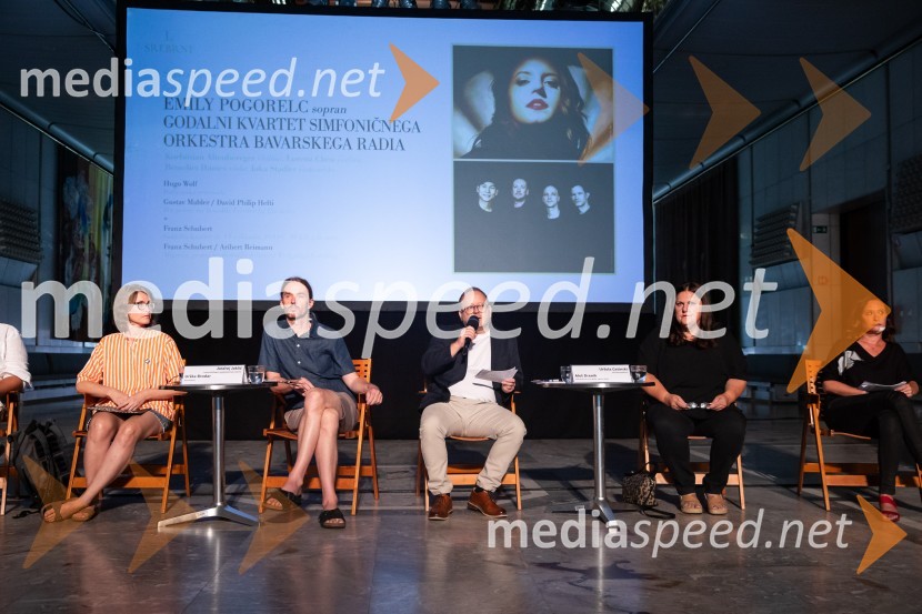  Urška Brodar, dramaturginja, Slovensko mladinsko gledališče;  Andrej Jaklič, vodja gledališkega in sodobnoplesnega programa CD; mag. Aleš Drenik, vodja programa resne glasbe, opere in balet, Cankarjev dom;  Uršula Cetinski, generalna direktorica, Cankarjev dom;  Tina Lešničar, novinarkaPredstavitev sezone 2024/25, Cankarjev dom