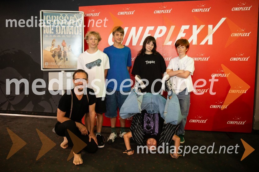  Marko  Mandić, igralec;  Niko Lemark, igralec;  Youri Friderich, igralec;  Kaja Šuštar, igralka;  Kaja Zabret, igralka;  David Trontelj, igralecFilm Igrišča ne damo! navdušil tudi v Cineplexx Kranj