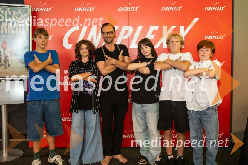  Youri Friderich, igralec;  Kaja Zabret, igralka;  Marko  Mandić, igralec;  Kaja Šuštar, igralka;  Niko Lemark, igralec;  David Trontelj, igralecFilm Igrišča ne damo! navdušil tudi v Cineplexx Kranj