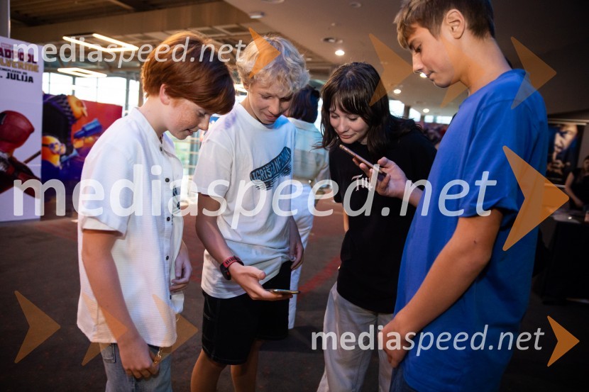  David Trontelj, igralec;  Niko Lemark, igralec;  Kaja Šuštar, igralka;  Youri Friderich, igralecFilm Igrišča ne damo! navdušil tudi v Cineplexx Kranj