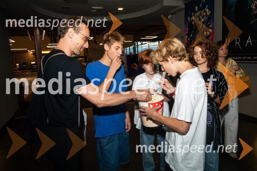  Marko  Mandić, igralec;  Youri Friderich, igralec;  David Trontelj, igralec;  Niko Lemark, igralec;  Kaja Zabret, igralkaFilm Igrišča ne damo! navdušil tudi v Cineplexx Kranj