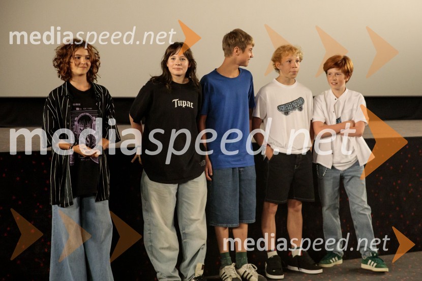  Kaja Zabret, igralka;  Kaja Šuštar, igralka;  Youri Friderich, igralec;  Niko Lemark, igralec;  David Trontelj, igralecFilm Igrišča ne damo! navdušil tudi v Cineplexx Kranj