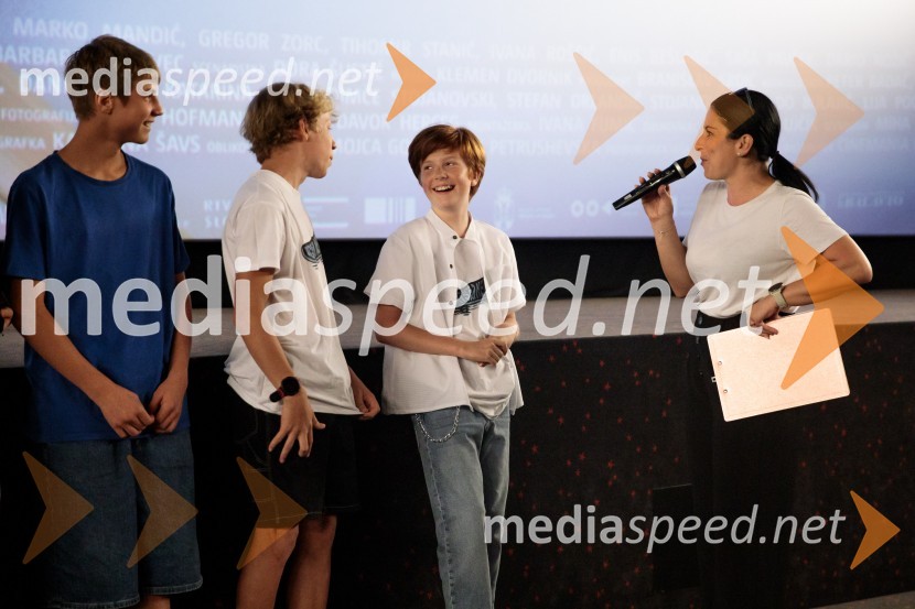  Youri Friderich, igralec;  Niko Lemark, igralec;  David Trontelj, igralec;  Saša Zadnik, novinarkaFilm Igrišča ne damo! navdušil tudi v Cineplexx Kranj