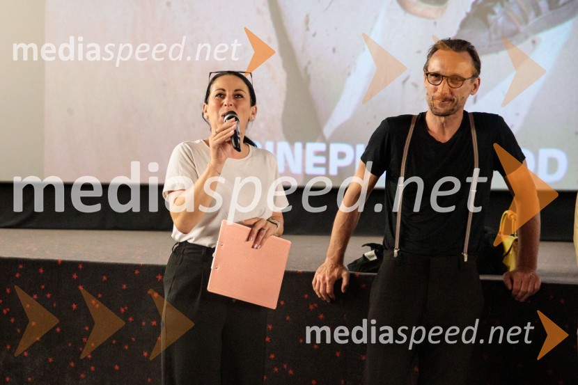  Saša Zadnik, novinarka;  Marko  Mandić, igralecFilm Igrišča ne damo! navdušil tudi v Cineplexx Kranj