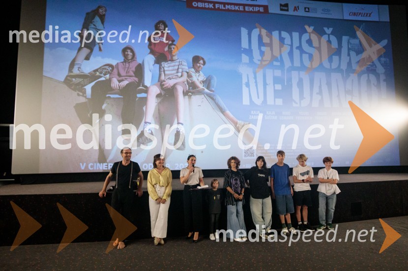  Marko  Mandić, igralec;  Barbara Daljavec, filmska producentka;  Saša Zadnik, novinarka;  ... ;  Kaja Zabret, igralka;  Kaja Šuštar, igralka;  Youri Friderich, igralec;  Niko Lemark, igralec;  David Trontelj, igralecFilm Igrišča ne damo! navdušil tudi v Cineplexx Kranj