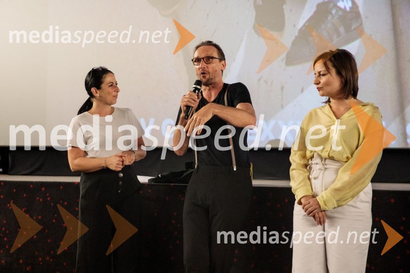  Saša Zadnik, novinarka;  Marko  Mandić, igralec;  Barbara Daljavec, filmska producentkaFilm Igrišča ne damo! navdušil tudi v Cineplexx Kranj
