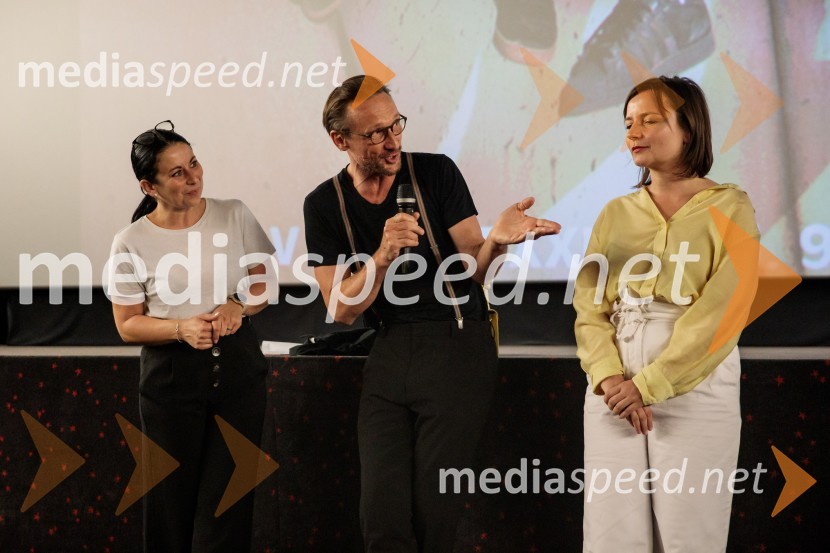  Saša Zadnik, novinarka;  Marko  Mandić, igralec;  Barbara Daljavec, filmska producentkaFilm Igrišča ne damo! navdušil tudi v Cineplexx Kranj