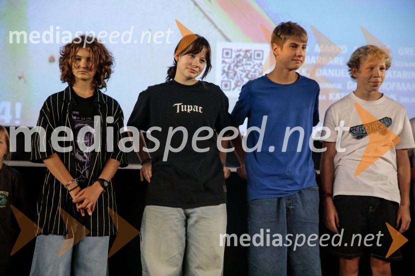  Kaja Zabret, igralka;  Kaja Šuštar, igralka;  Youri Friderich, igralec;  Niko Lemark, igralecFilm Igrišča ne damo! navdušil tudi v Cineplexx Kranj