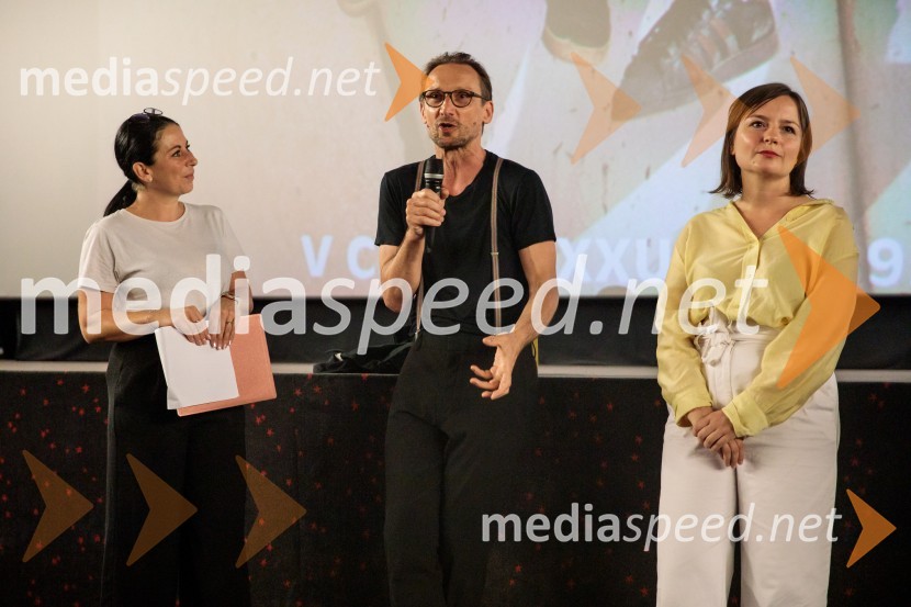  Saša Zadnik, novinarka;  Marko  Mandić, igralec;  Barbara Daljavec, filmska producentkaFilm Igrišča ne damo! navdušil tudi v Cineplexx Kranj