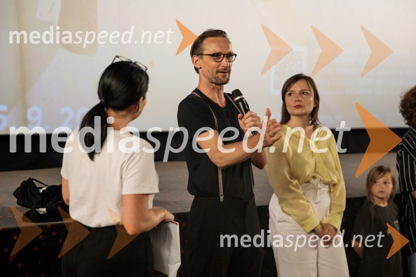  Marko  Mandić, igralec;  Barbara Daljavec, filmska producentka;  ... Film Igrišča ne damo! navdušil tudi v Cineplexx Kranj