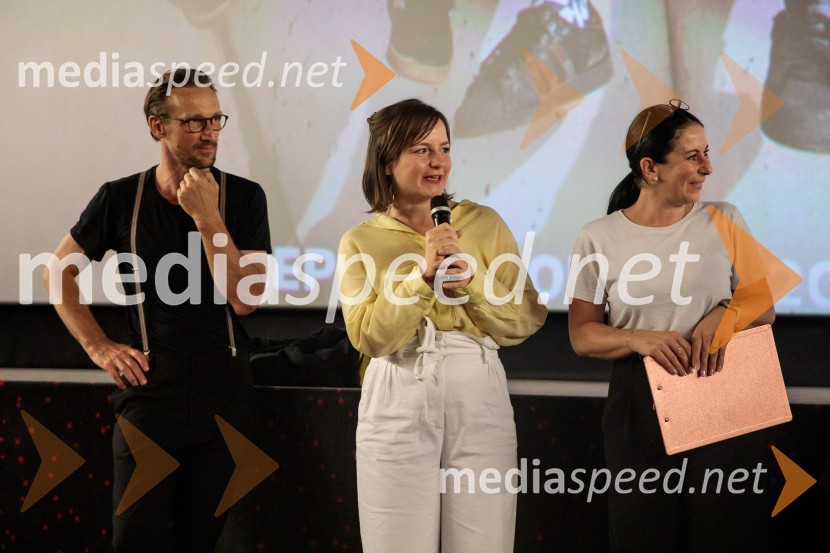  Marko  Mandić, igralec;  Barbara Daljavec, filmska producentka;  Saša Zadnik, novinarkaFilm Igrišča ne damo! navdušil tudi v Cineplexx Kranj