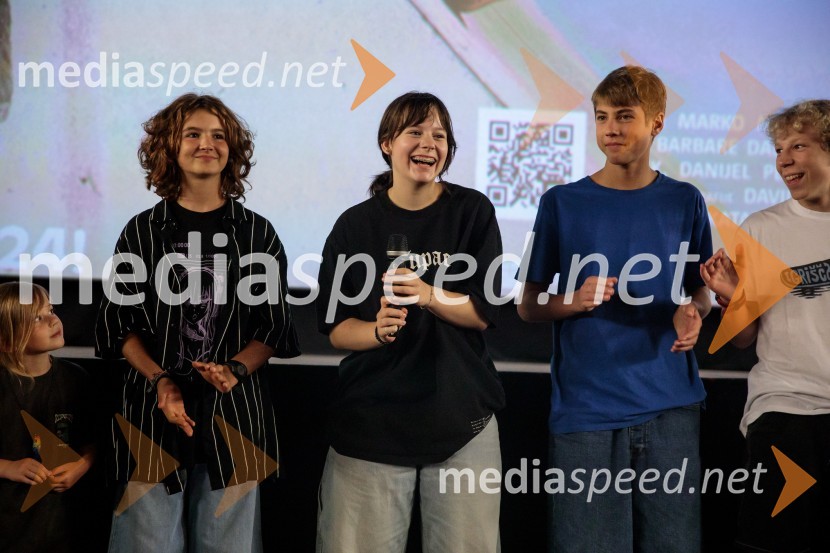  Kaja Zabret, igralka;  Kaja Šuštar, igralka;  Youri Friderich, igralec;  Niko Lemark, igralecFilm Igrišča ne damo! navdušil tudi v Cineplexx Kranj