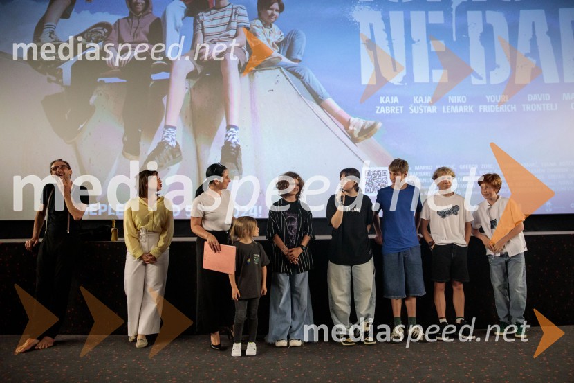  Marko  Mandić, igralec;  Barbara Daljavec, filmska producentka;  Saša Zadnik, novinarka;  ... ;  Kaja Zabret, igralka;  Kaja Šuštar, igralka;  Youri Friderich, igralec;  Niko Lemark, igralec;  David Trontelj, igralecFilm Igrišča ne damo! navdušil tudi v Cineplexx Kranj