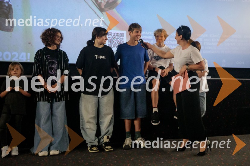  Kaja Zabret, igralka;  Kaja Šuštar, igralka;  Youri Friderich, igralec;  Niko Lemark, igralec;  Saša Zadnik, novinarkaFilm Igrišča ne damo! navdušil tudi v Cineplexx Kranj