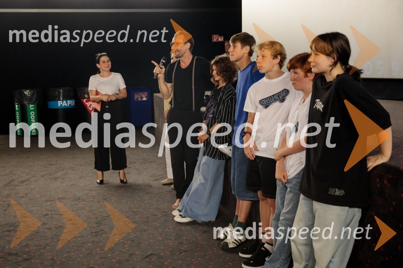  Saša Zadnik, novinarka;  Marko  Mandić, igralec;  Kaja Zabret, igralka;  Youri Friderich, igralec;  Niko Lemark, igralec;  David Trontelj, igralec;  Kaja Šuštar, igralkaFilm Igrišča ne damo! navdušil tudi v Cineplexx Kranj