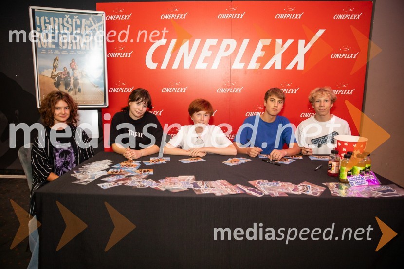  Kaja Zabret, igralka;  Kaja Šuštar, igralka;  David Trontelj, igralec;  Youri Friderich, igralec;  Niko Lemark, igralecFilm Igrišča ne damo! navdušil tudi v Cineplexx Kranj