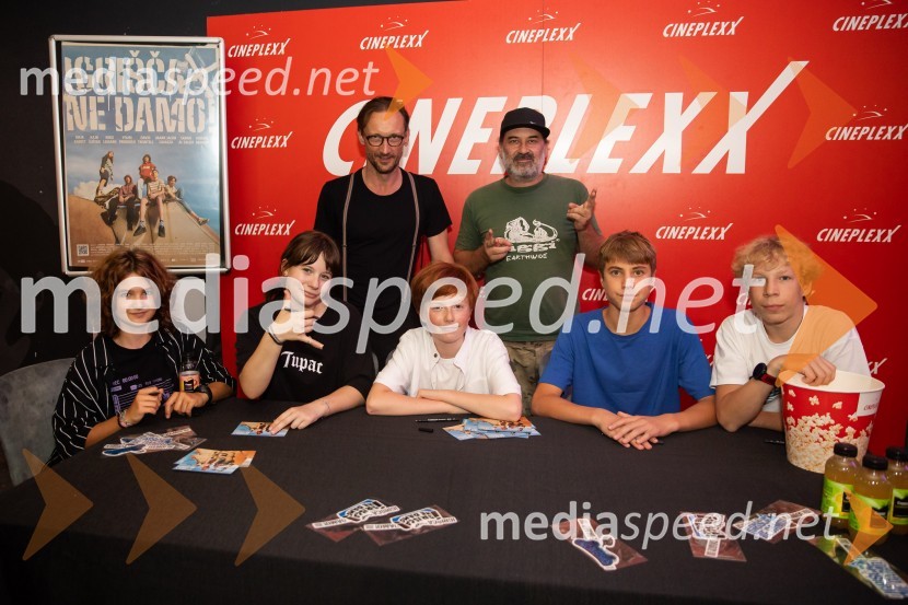  Kaja Zabret, igralka;  Kaja Šuštar, igralka;  Marko  Mandić, igralec;  David Trontelj, igralec;  Dalaj Eegol, DJ- Recycleman;  Youri Friderich, igralec;  Niko Lemark, igralecFilm Igrišča ne damo! navdušil tudi v Cineplexx Kranj