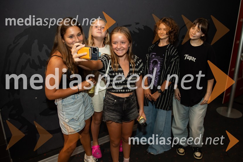  ... ;  ... ;  ... ;  Kaja Zabret, igralka;  Kaja Šuštar, igralkaFilm Igrišča ne damo! navdušil tudi v Cineplexx Kranj