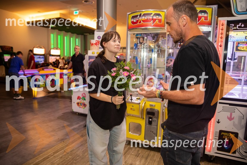  Kaja Šuštar, igralka;  ... Film Igrišča ne damo! navdušil tudi v Cineplexx Kranj