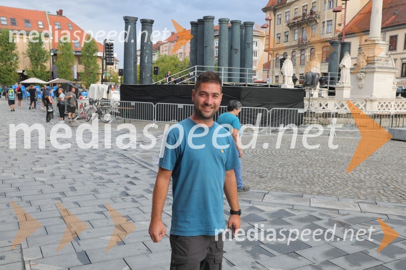  Mitja Špes, FactumeventDruženje pred odpovedano baletno predstavo Romeo in Julija na Glavnem trgu v Mariboru