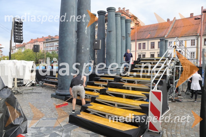 Druženje pred odpovedano baletno predstavo Romeo in Julija na Glavnem trgu v Mariboru