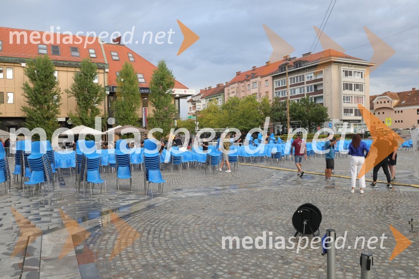 Druženje pred odpovedano baletno predstavo Romeo in Julija na Glavnem trgu v Mariboru