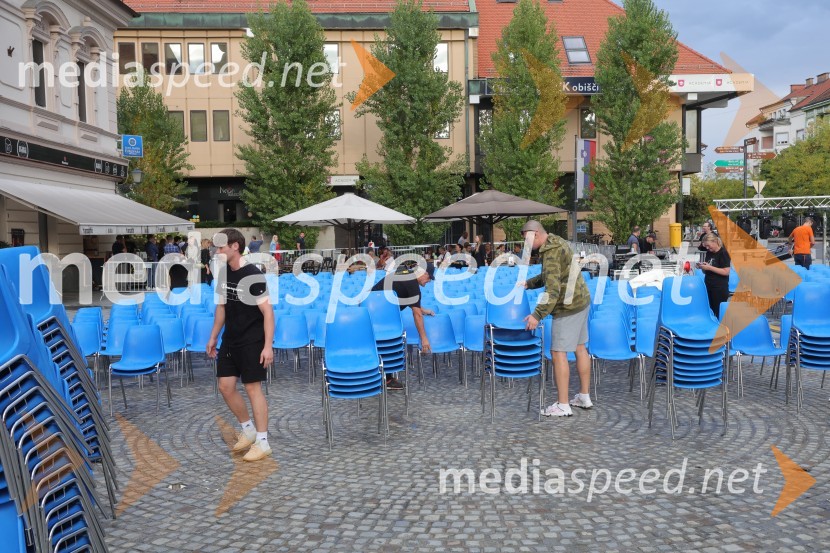 Druženje pred odpovedano baletno predstavo Romeo in Julija na Glavnem trgu v Mariboru