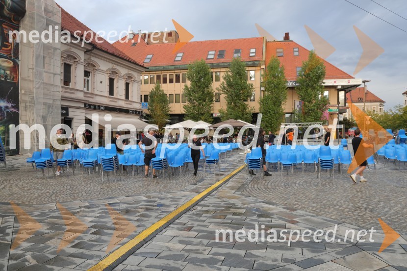 Druženje pred odpovedano baletno predstavo Romeo in Julija na Glavnem trgu v Mariboru