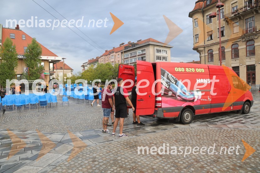 Druženje pred odpovedano baletno predstavo Romeo in Julija na Glavnem trgu v Mariboru