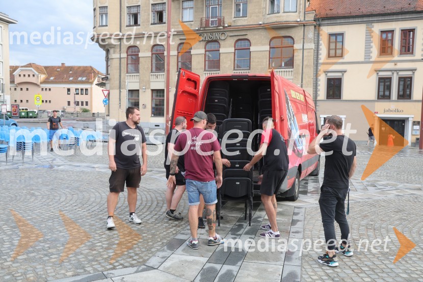Druženje pred odpovedano baletno predstavo Romeo in Julija na Glavnem trgu v Mariboru