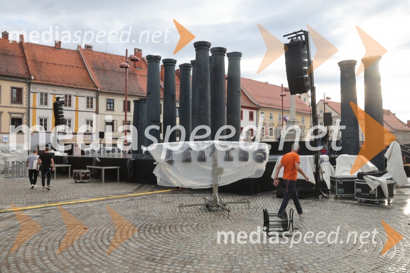Druženje pred odpovedano baletno predstavo Romeo in Julija na Glavnem trgu v Mariboru