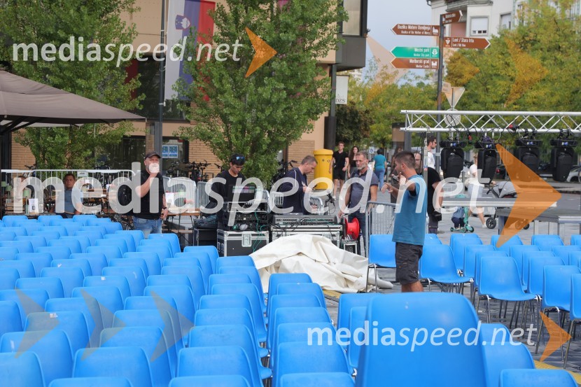 Druženje pred odpovedano baletno predstavo Romeo in Julija na Glavnem trgu v Mariboru