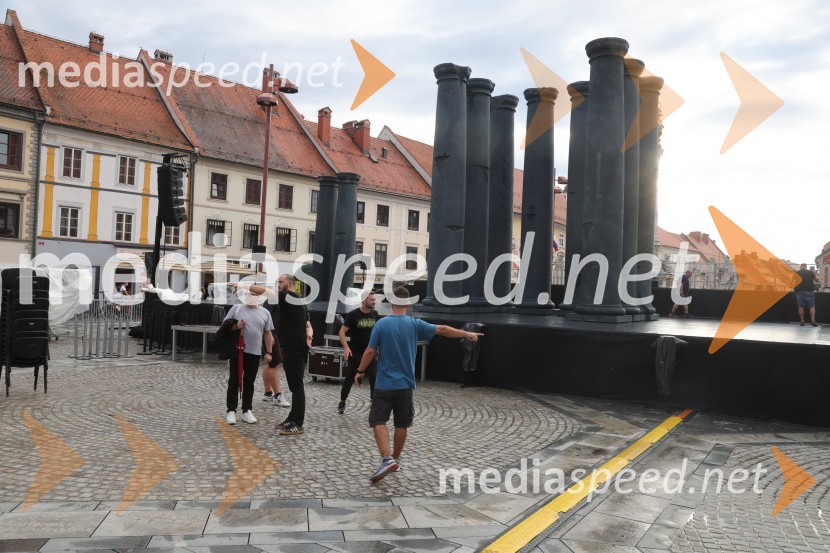 Druženje pred odpovedano baletno predstavo Romeo in Julija na Glavnem trgu v Mariboru
