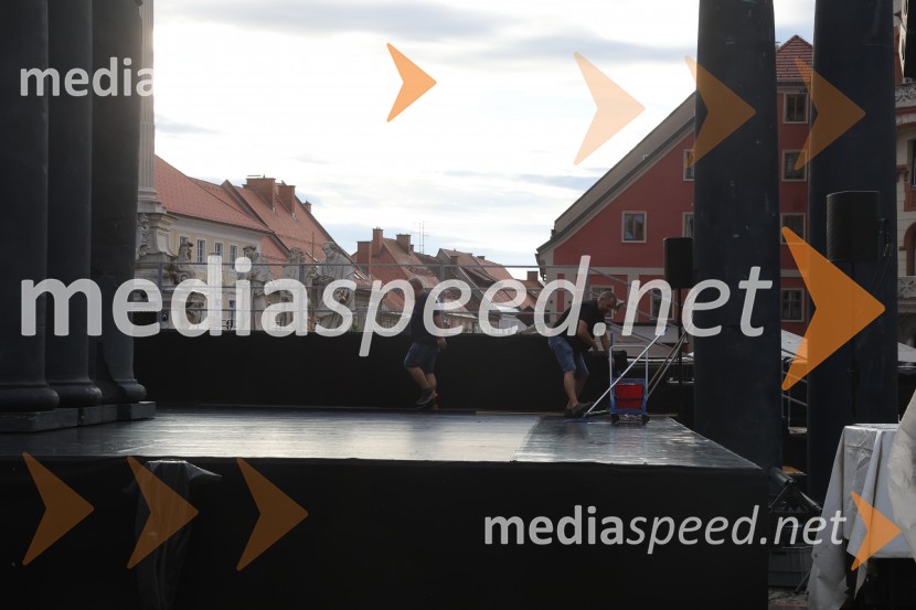 Druženje pred odpovedano baletno predstavo Romeo in Julija na Glavnem trgu v Mariboru