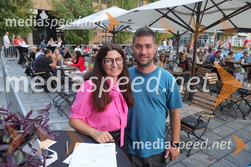  Devana Blakaj, Lokal Nana;  Mitja Špes, FactumeventDruženje pred odpovedano baletno predstavo Romeo in Julija na Glavnem trgu v Mariboru