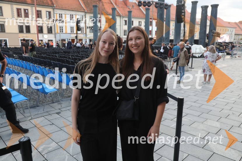 Druženje pred odpovedano baletno predstavo Romeo in Julija na Glavnem trgu v Mariboru