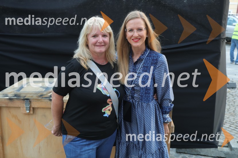  ... ;  Špela Pokeržnik, glasbenica in novinarkaDruženje pred odpovedano baletno predstavo Romeo in Julija na Glavnem trgu v Mariboru