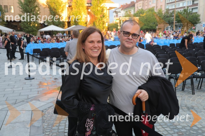  Vera Kocbek, vodja marketinga, Zavarovalnica Grawe;  Alan Kavčič, predstavnik za odnose z javnostmi SNG MariborDruženje pred odpovedano baletno predstavo Romeo in Julija na Glavnem trgu v Mariboru