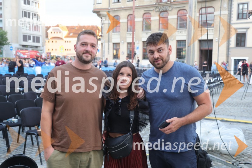  ... ;  Jana Ujčič, novinarka;  ... Druženje pred odpovedano baletno predstavo Romeo in Julija na Glavnem trgu v Mariboru