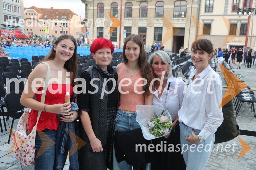  ... ;  Valerija Grubelnik, Cvetličarna Grubelnik;  ... ;  Anja  Žižek, marketing SNG Maribor;  ... Druženje pred odpovedano baletno predstavo Romeo in Julija na Glavnem trgu v Mariboru
