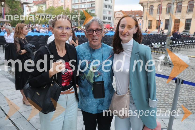  Nevenka Pašek, marketing SNG Maribor;  Peter Krajnc, inspicient;  ... Druženje pred odpovedano baletno predstavo Romeo in Julija na Glavnem trgu v Mariboru