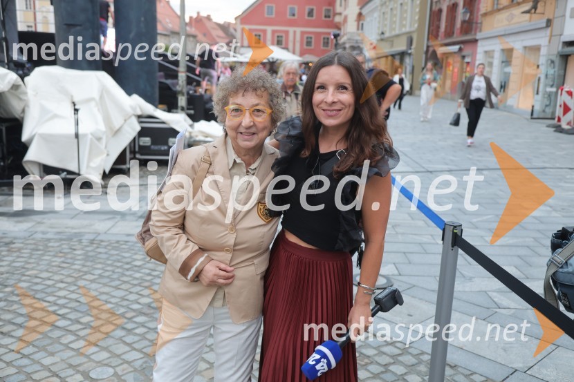  Dragica Petrovič, režiserka in producentka;  Jana Ujčič, novinarkaDruženje pred odpovedano baletno predstavo Romeo in Julija na Glavnem trgu v Mariboru