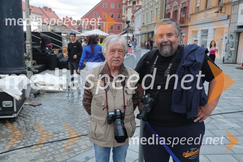  Rade  Bakračevič, predsednik Nadzornega odbora Zveze Srbov Slovenije, fotograf;  ... Druženje pred odpovedano baletno predstavo Romeo in Julija na Glavnem trgu v Mariboru