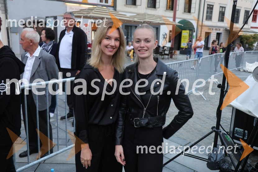 Druženje pred odpovedano baletno predstavo Romeo in Julija na Glavnem trgu v Mariboru