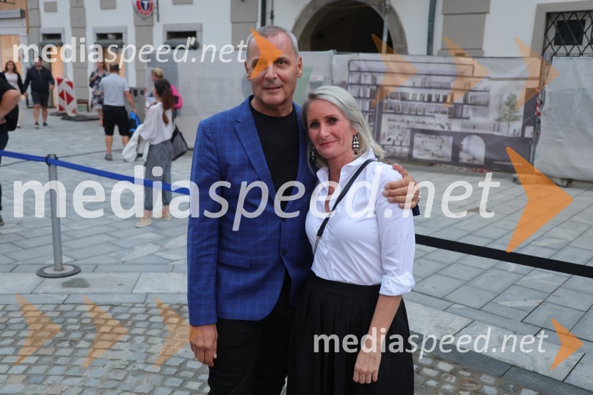 Danilo Rošker, direktor SNG Maribor;  Anja  Žižek, marketing SNG MariborDruženje pred odpovedano baletno predstavo Romeo in Julija na Glavnem trgu v Mariboru