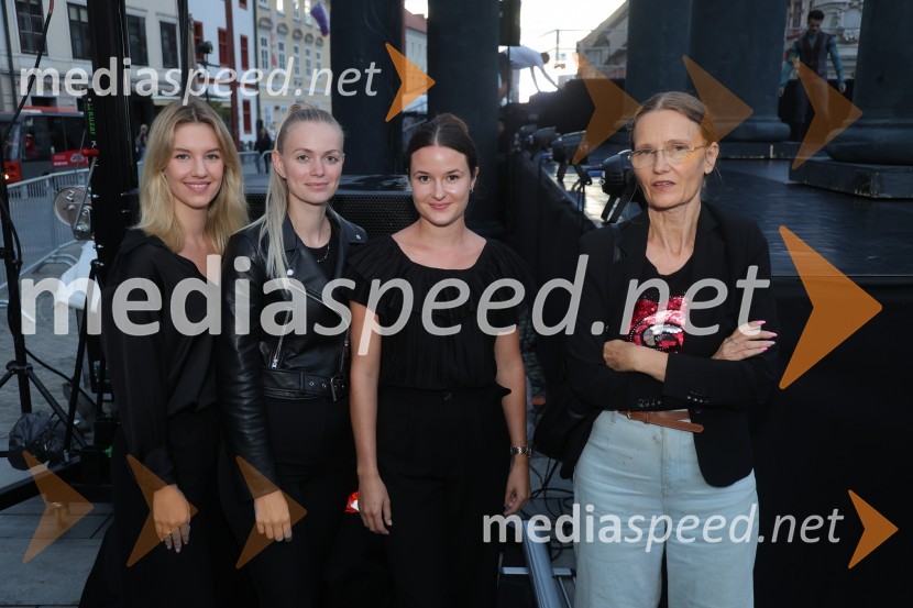  ... ;  ... ;  ... ;  Nevenka Pašek, marketing SNG MariborDruženje pred odpovedano baletno predstavo Romeo in Julija na Glavnem trgu v Mariboru