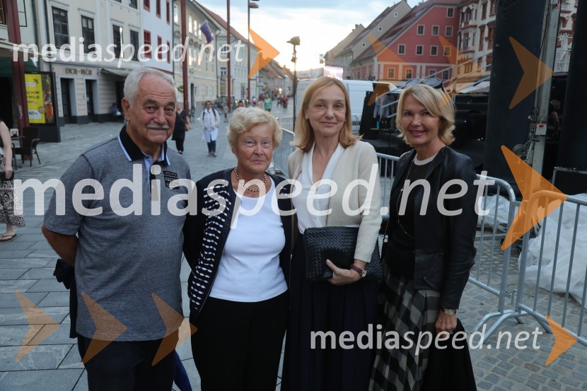  Rudolf Moge, nekdanji politik;  Alojzija Čas Moge; dr. Alja  Brglez, šefinja kabineta bivšega predsednika RS;  Nevenka Črešnar Pergar, lastnica in direktorica podjetja NP ConsultingDruženje pred odpovedano baletno predstavo Romeo in Julija na Glavnem trgu v Mariboru