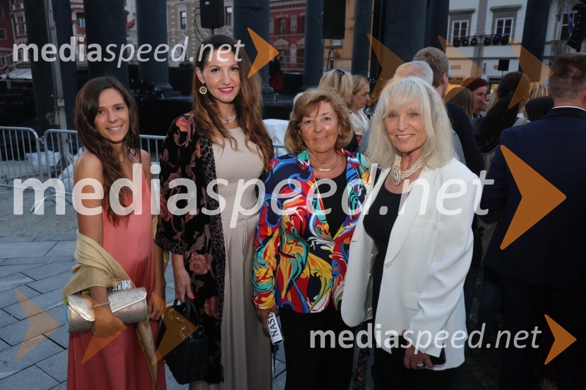 Druženje pred odpovedano baletno predstavo Romeo in Julija na Glavnem trgu v Mariboru
