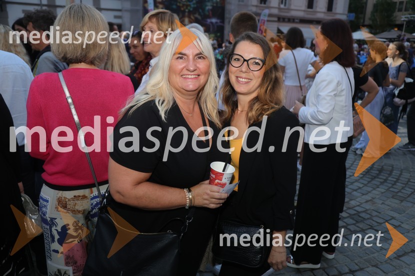 Druženje pred odpovedano baletno predstavo Romeo in Julija na Glavnem trgu v Mariboru